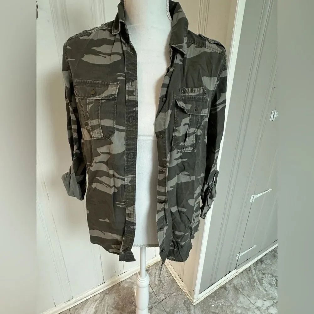 New Express Boyfriend Camo button down long sleeve roll sleeve size x-small